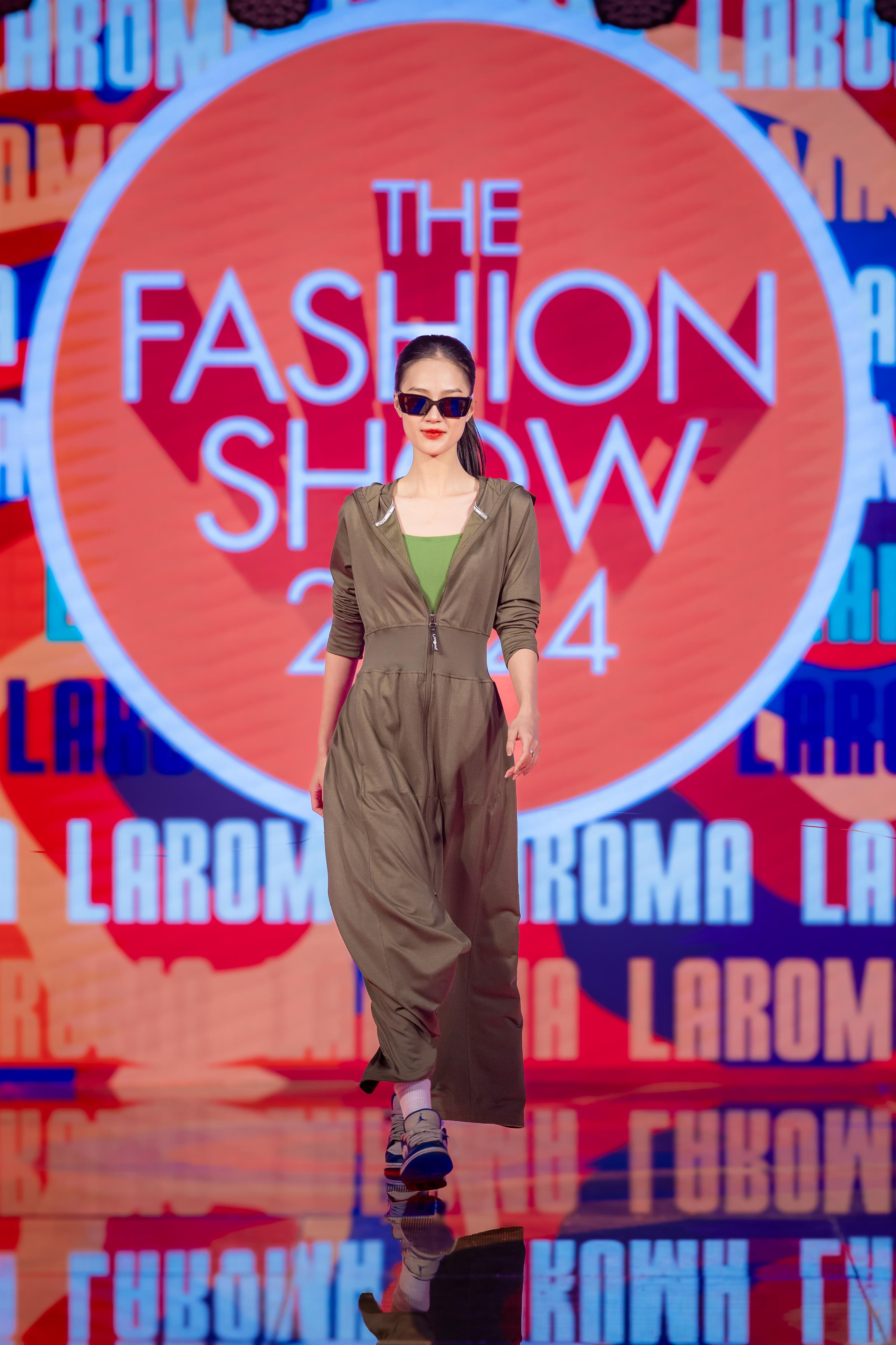 Áo chống nắng ‘mát hơn dưới nắng’ Laroma lần đầu lên sàn runway tại Việt Nam-3