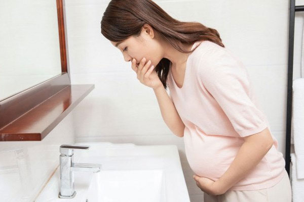 Ốm nghén nằm dưỡng thai, chị hàng xóm nhắn tin nhờ chồng tôi đủ việc-1