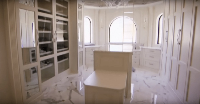 Bên trong dinh thự triệu đô của nam diễn viên khoả thân tại Oscar: Phòng khách như sảnh khách sạn, có hẳn khu vực dành riêng cho quý ông-8