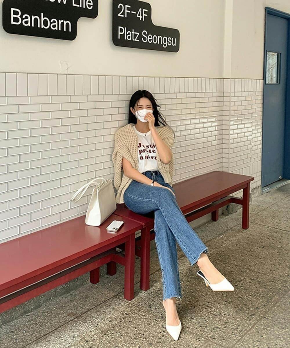 Áo thun trắng và quần jeans: Công thức luôn chuẩn mốt, phụ nữ ngoài 40 tuổi mặc lên cực trẻ trung-1