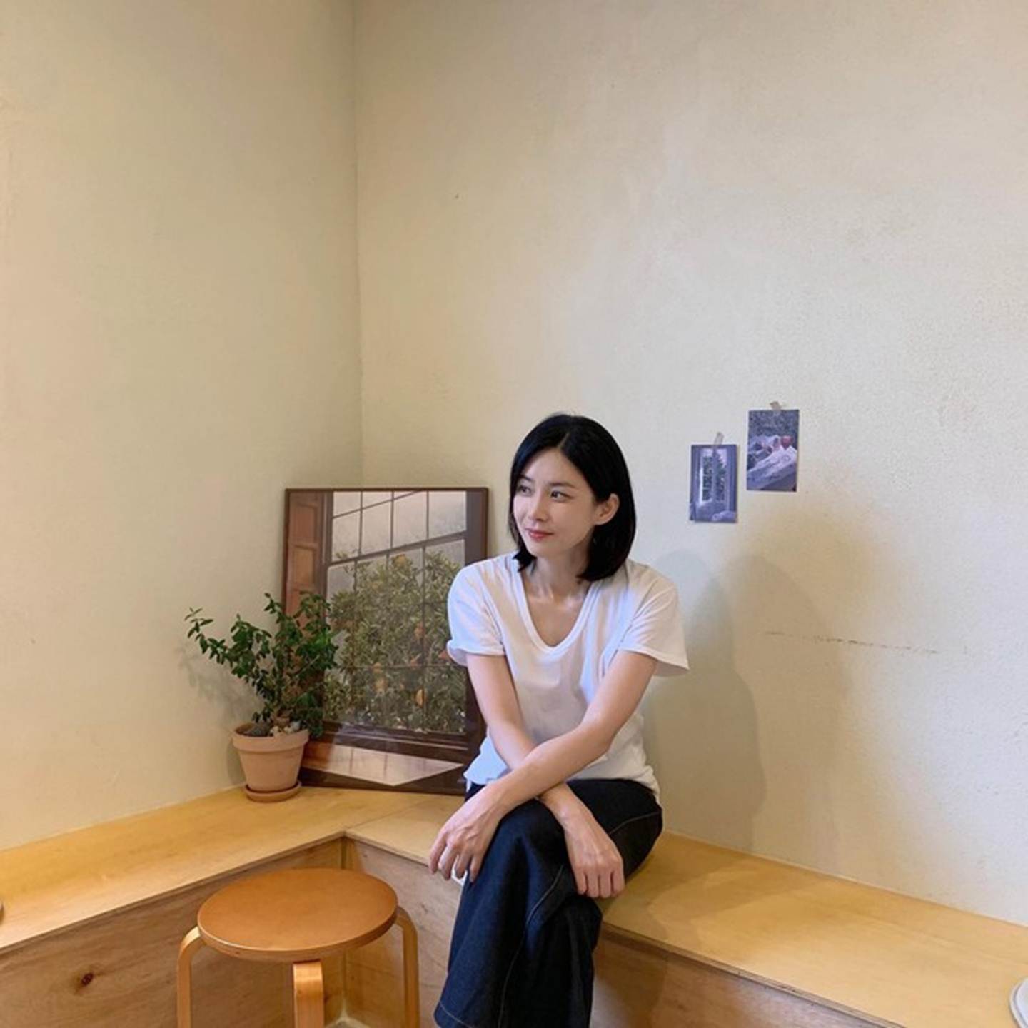 Áo thun trắng và quần jeans: Công thức luôn chuẩn mốt, phụ nữ ngoài 40 tuổi mặc lên cực trẻ trung-4