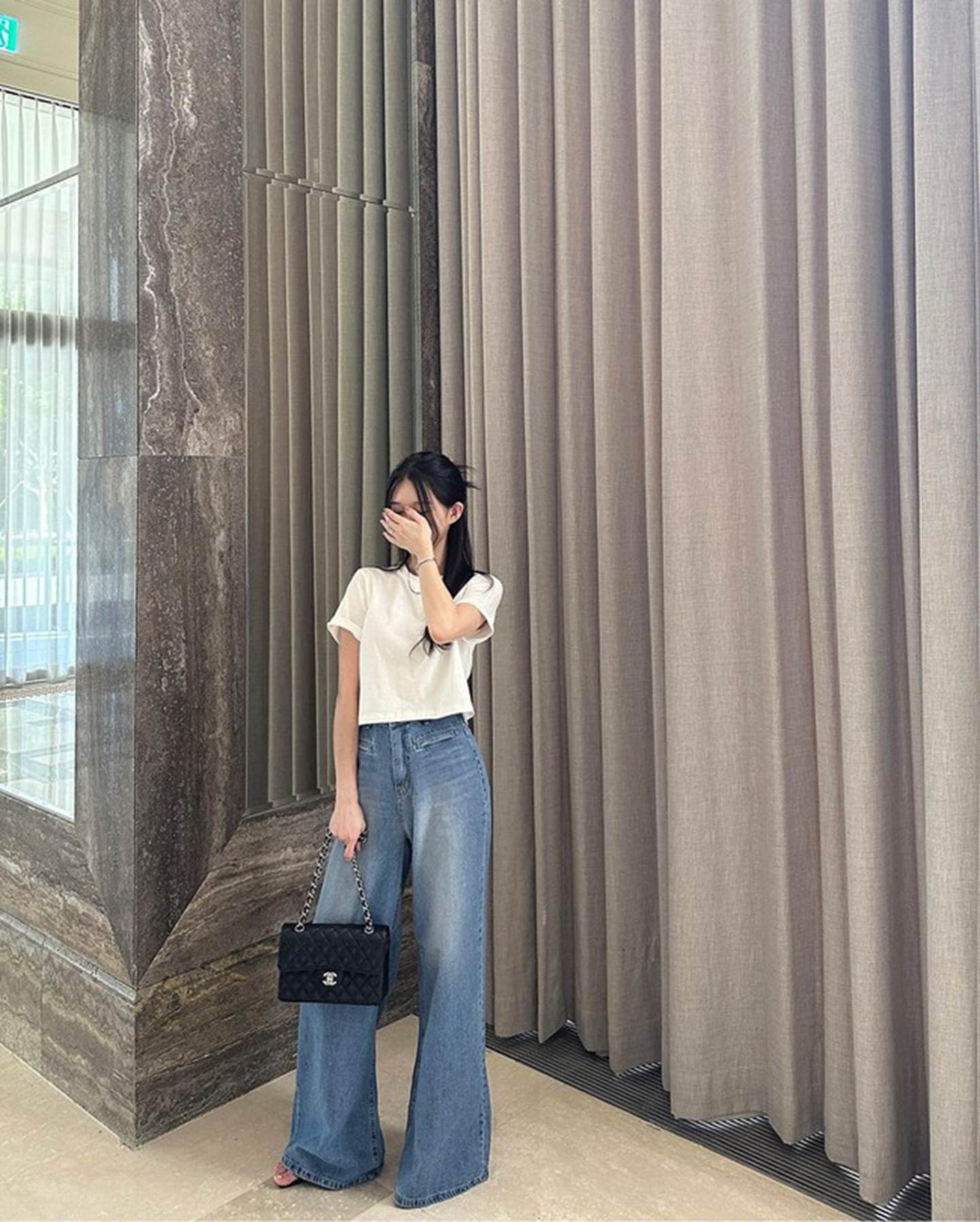 Áo thun trắng và quần jeans: Công thức luôn chuẩn mốt, phụ nữ ngoài 40 tuổi mặc lên cực trẻ trung-5