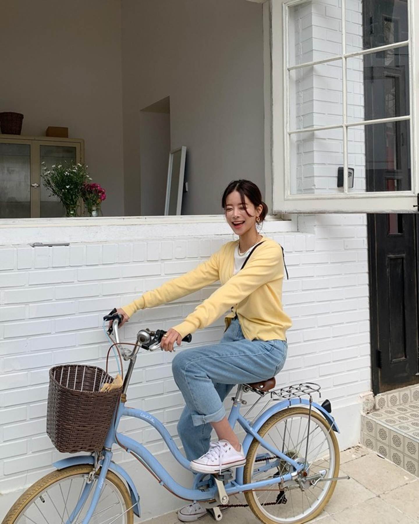 Áo thun trắng và quần jeans: Công thức luôn chuẩn mốt, phụ nữ ngoài 40 tuổi mặc lên cực trẻ trung-8