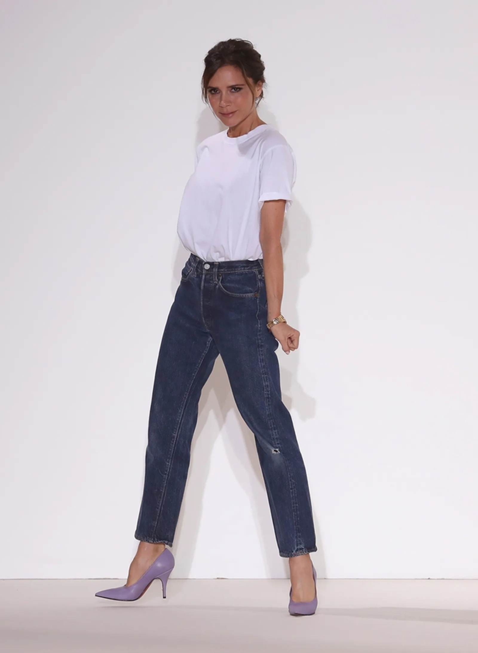 Áo thun trắng và quần jeans: Công thức luôn chuẩn mốt, phụ nữ ngoài 40 tuổi mặc lên cực trẻ trung-9