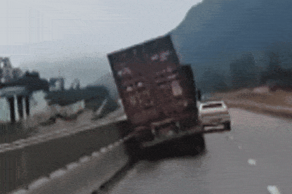 Clip: Tài xế container lạng lách, tông vào xe CSGT trên cao tốc