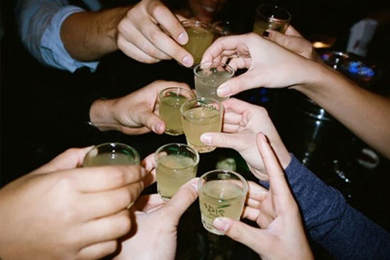 Mổ lợn đãi bạn khiến bạn say rượu bị tai biến, người đàn ông phải ra tòa