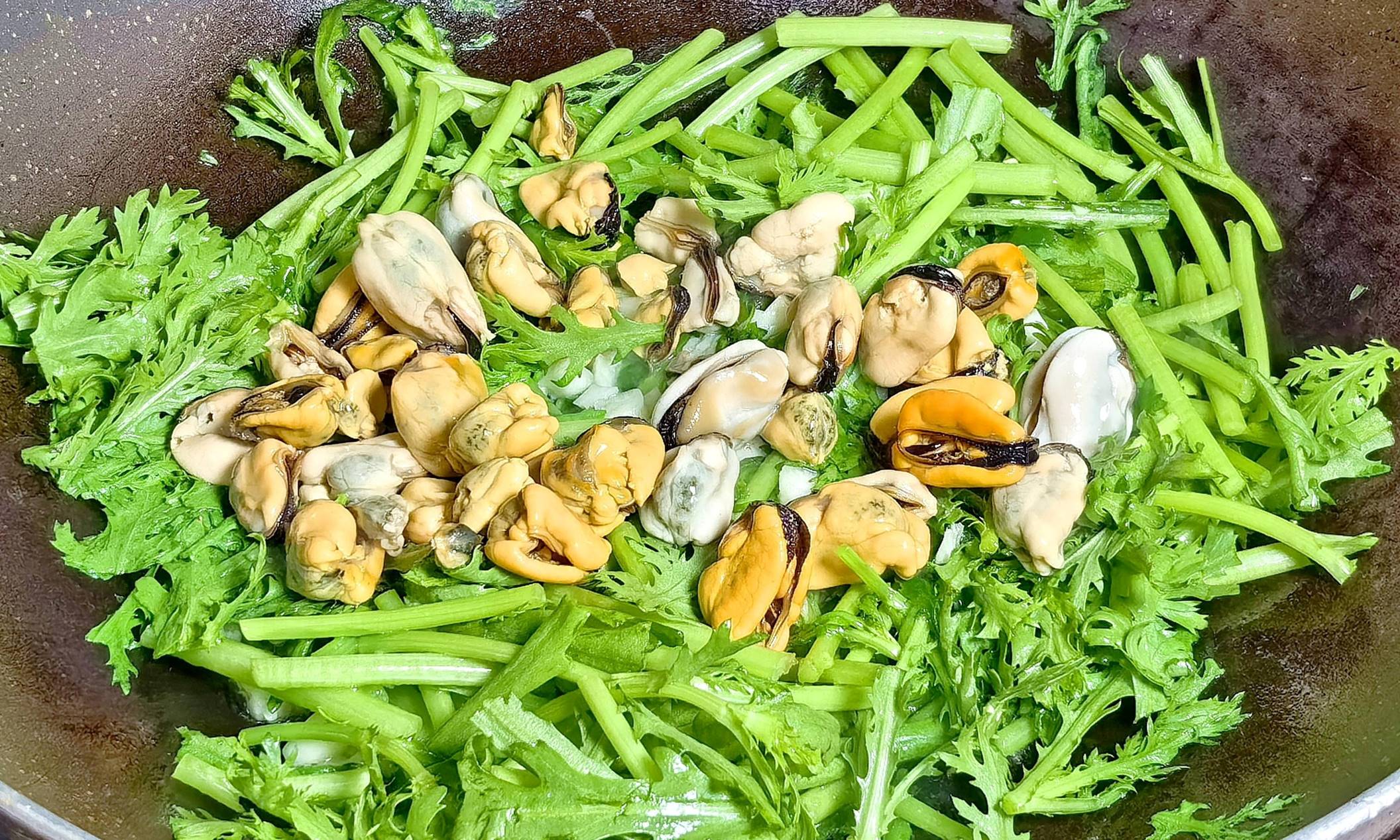 Loại rau hoàng đế, ăn vào mùa xuân, thanh nhiệt gan, dễ ngủ, cải thiện nhan sắc, xào vẹm cực thơm-3