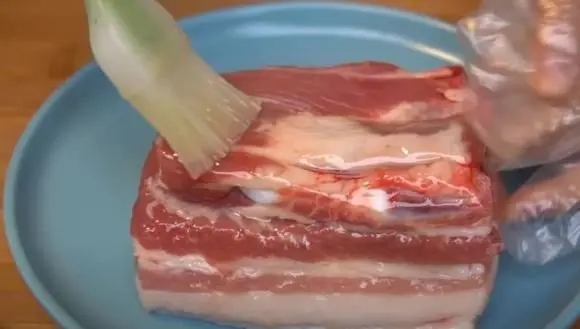 Thịt lợn trước khi bỏ tủ lạnh nhớ bôi thêm 1 lớp chất bảo quản tự nhiên: Để lâu vẫn tươi ngon như mới-2