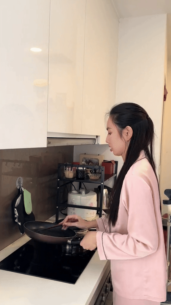 Hoa hậu Thùy Tiên lần đầu hé lộ không gian trong căn hộ ở TP.HCM: Giản dị đến bất ngờ!-3
