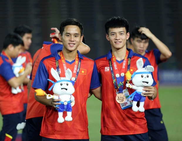Top 5 cầu thủ đẹp trai nhất đội tuyển Việt Nam: Vị trí số 1 vừa điển trai lại còn giàu-3