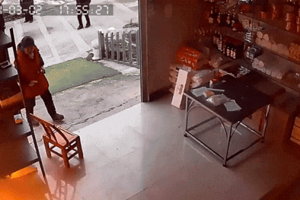 Clip: Nữ giáo viên tát học sinh tiểu học rồi lôi kéo thô bạo-1