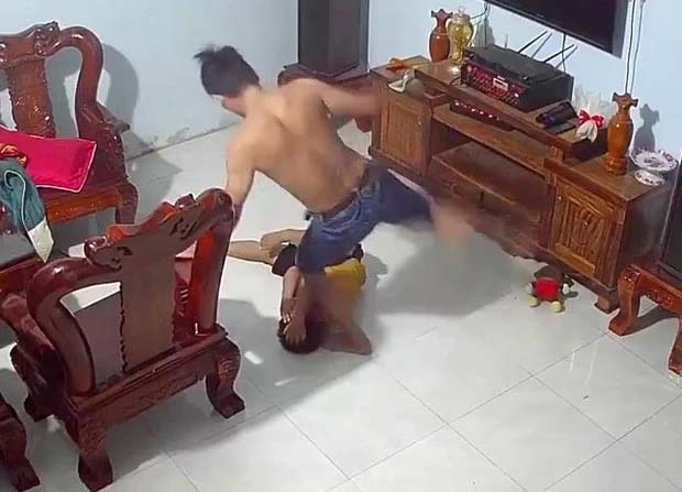 Bắt giam cha dượng đánh đập dã man bé trai 9 tuổi ở Bình Phước-1