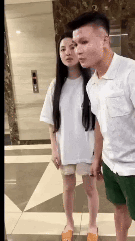 Chu Thanh Huyền tình tứ dựa vai Quang Hải trước mặt gia đình chồng, diện mạo sau một ngày tiếp bố mẹ chồng ghé thăm gây chú ý-2