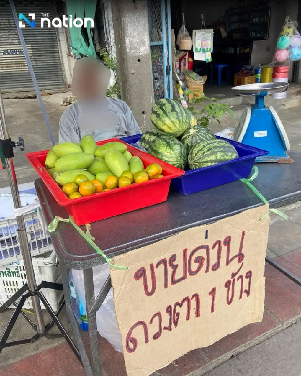Nợ nần chồng chất, người bán hoa quả dạo rao bán một con mắt để có tiền-1