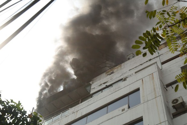 Nhân chứng kể lại giây phút phát hiện vụ cháy trên nóc tòa OCD: Nhiều tiếng nổ phát ra khiến ai cũng hoảng sợ-1