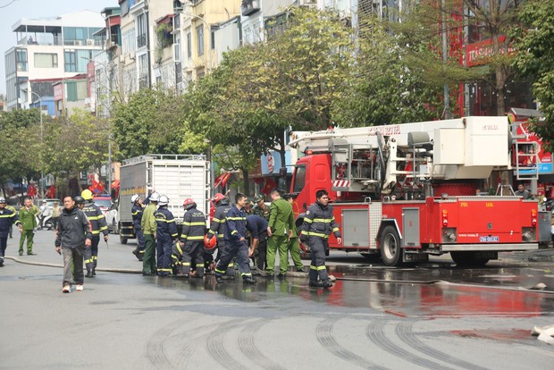 Nhân chứng kể lại giây phút phát hiện vụ cháy trên nóc tòa OCD: Nhiều tiếng nổ phát ra khiến ai cũng hoảng sợ-5