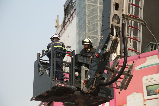 Nhân chứng kể lại giây phút phát hiện vụ cháy trên nóc tòa OCD: Nhiều tiếng nổ phát ra khiến ai cũng hoảng sợ-7