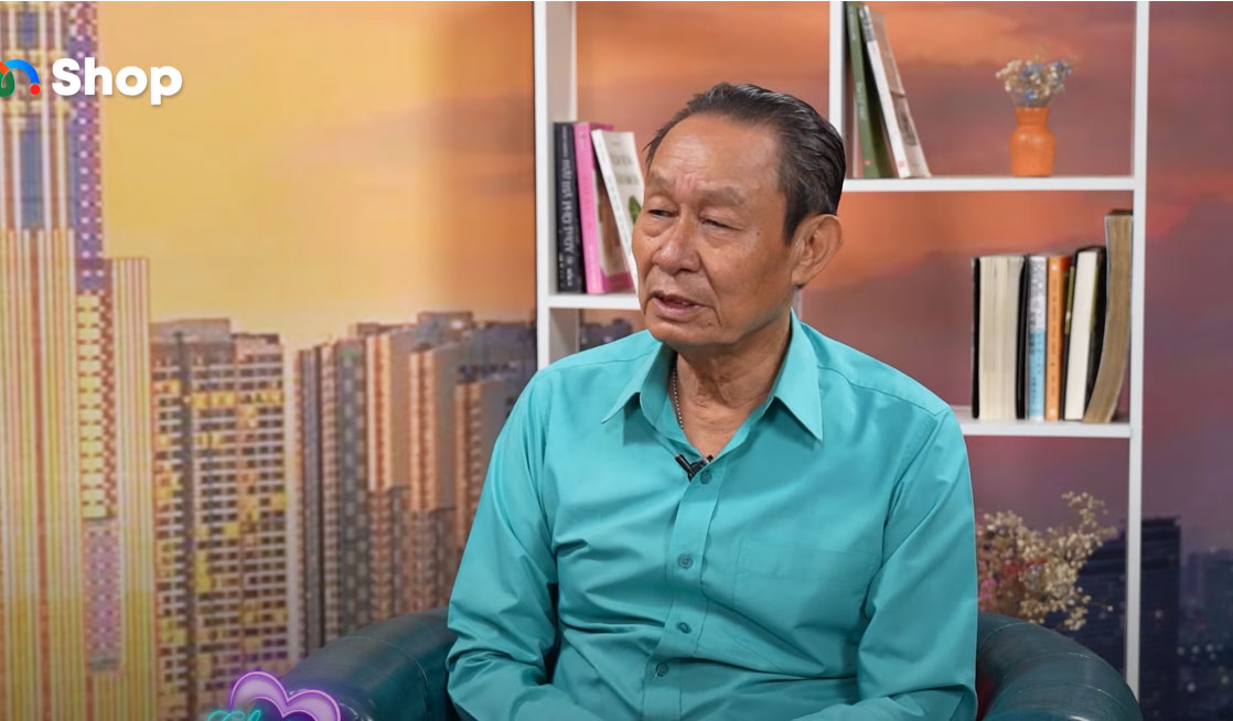 Vợ ngồi trong lòng hàng xóm hát karaoke bị chồng bắt quả tang, thái độ sau đó mới gây choáng-1