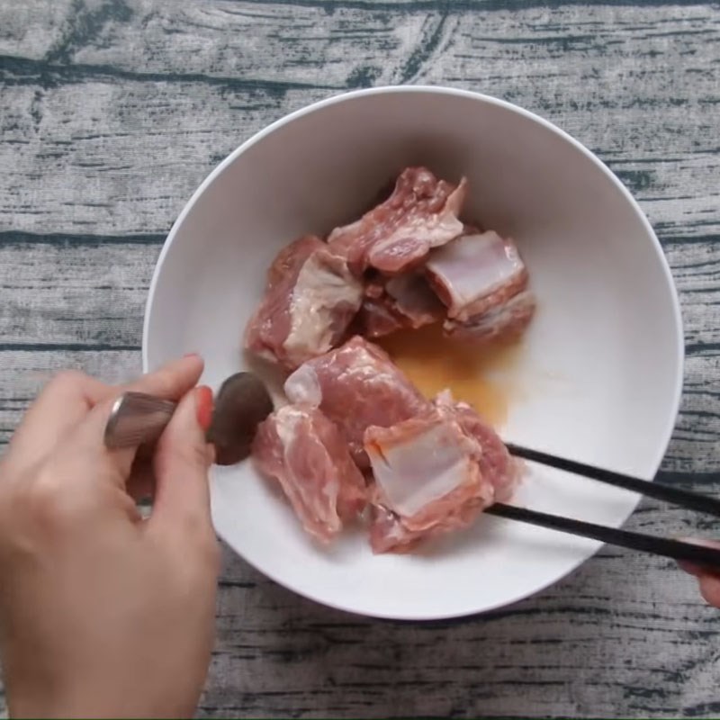 Công thức làm món sườn kho nước dừa, ăn rất hao cơm-4