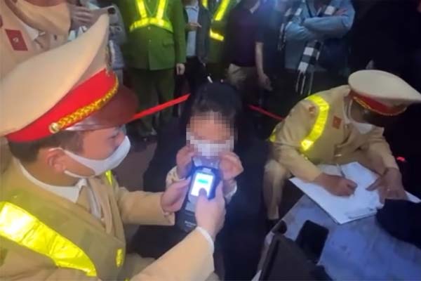 Tại sao xe nồng nặc mùi rượu nhưng tài xế có nồng độ cồn bằng 0?-1