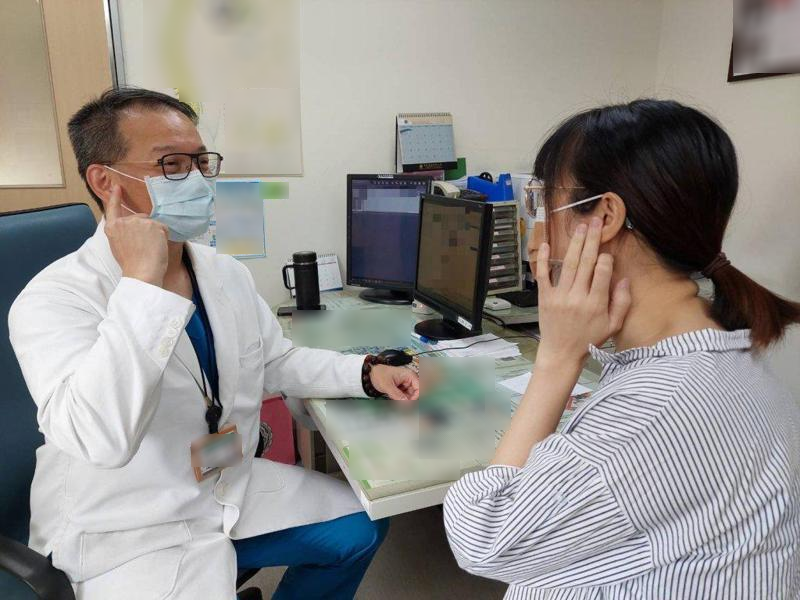 Vi khuẩn phá hủy xương tai giữa, xâm nhập vào não, người đàn ông hối hận vì từng xem nhẹ bệnh-3