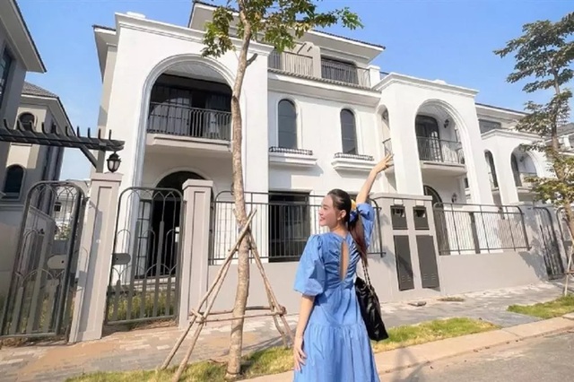 Vừa lộ ảnh sắm siêu xe, khán giả thắc mắc Minh Hằng giàu cỡ nào?-4