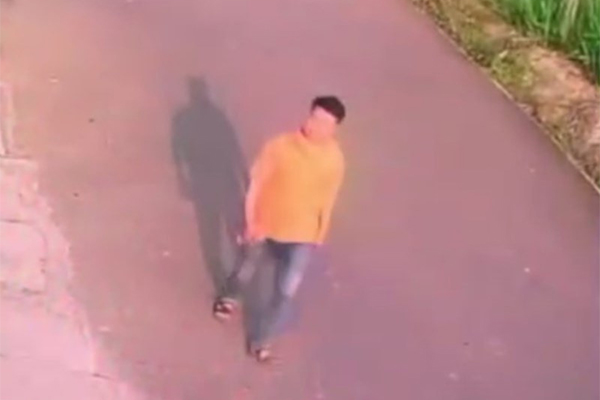 Mẹ mâu thuẫn với hàng xóm, con trai vác súng bắn vào nhà-2