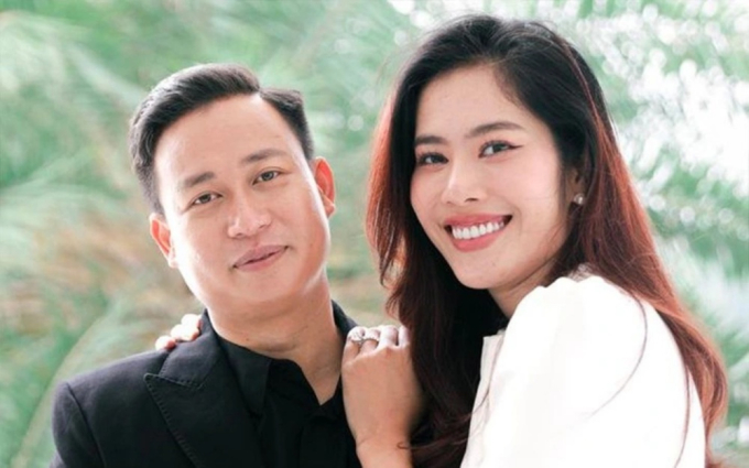 Nam Em khóc khi hát rồi em sẽ gặp một chàng trai khác, có người đàn ông bí ẩn đi qua đi lại trong livestream-5