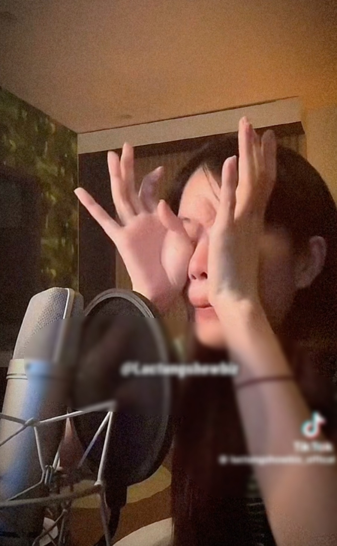 Nam Em khóc khi hát rồi em sẽ gặp một chàng trai khác, có người đàn ông bí ẩn đi qua đi lại trong livestream-2