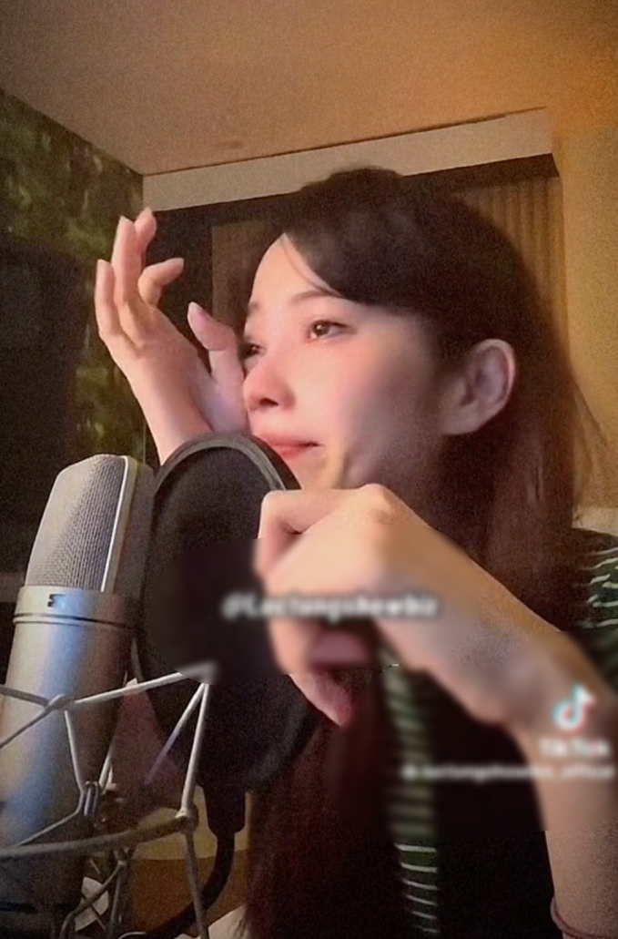 Nam Em khóc khi hát rồi em sẽ gặp một chàng trai khác, có người đàn ông bí ẩn đi qua đi lại trong livestream-1