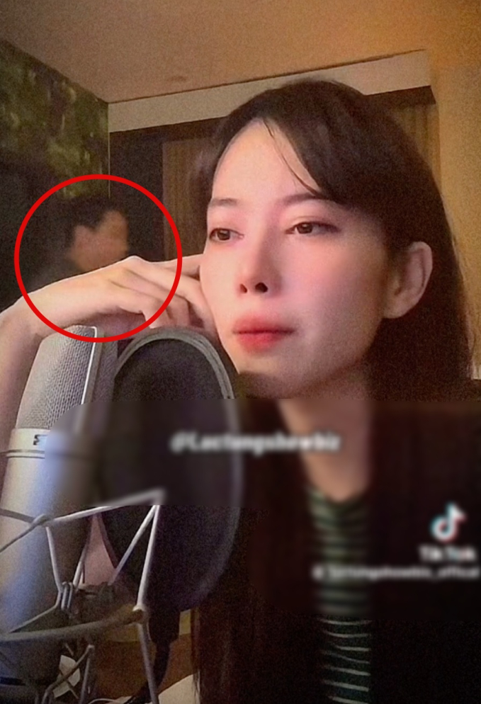 Nam Em khóc khi hát rồi em sẽ gặp một chàng trai khác, có người đàn ông bí ẩn đi qua đi lại trong livestream-3