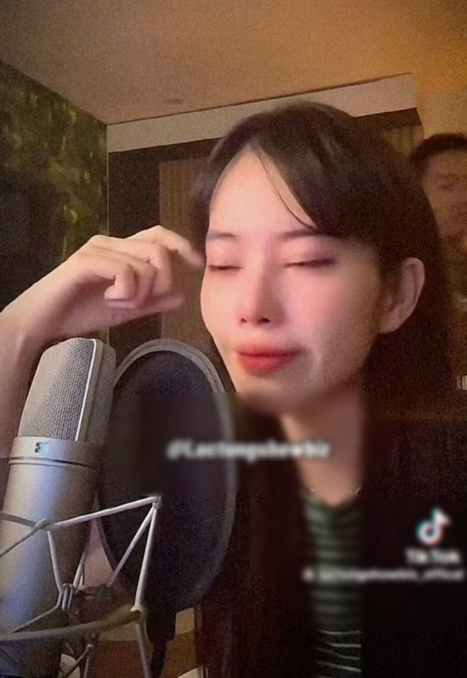 Nam Em khóc khi hát rồi em sẽ gặp một chàng trai khác, có người đàn ông bí ẩn đi qua đi lại trong livestream-4