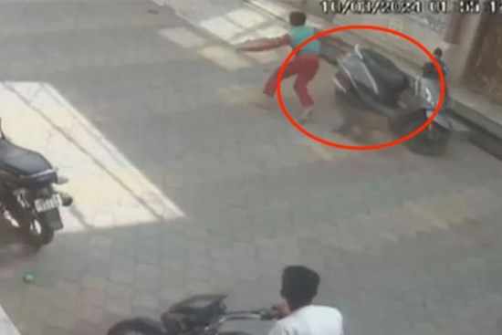 Đứa trẻ bị khỉ tấn công dã man, người qua đường thờ ơ bỏ mặc