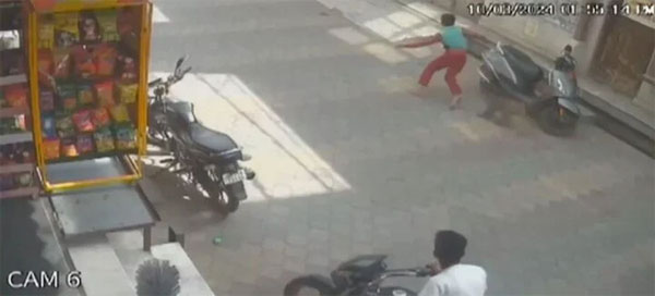 Đứa trẻ bị khỉ tấn công dã man, người qua đường thờ ơ bỏ mặc-2