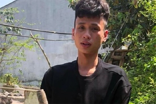 Mẹ mâu thuẫn với hàng xóm, con trai vác súng bắn vào nhà