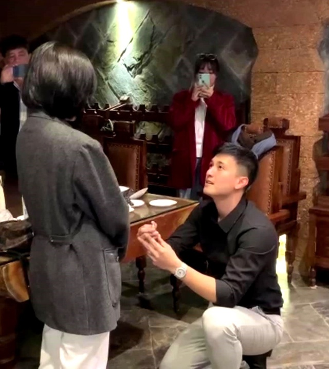 Nam thần Vbiz hẹn hò mẹ đơn thân hơn 6 tuổi: Chuẩn bị cưới sau 4 năm gắn bó-6