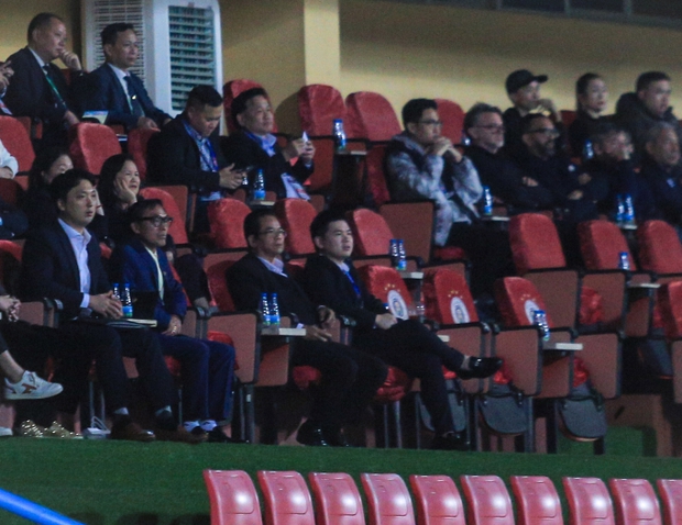 Chủ tịch CLB Hà Nội ngồi xe sang 18 tỷ ra sân bóng, phong thái cực đĩnh đạc khác hẳn khi ở nhà với hoa hậu Đỗ Mỹ Linh-1