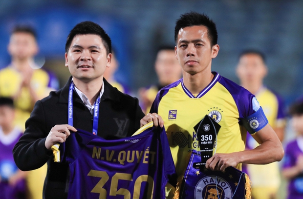 Chủ tịch CLB Hà Nội ngồi xe sang 18 tỷ ra sân bóng, phong thái cực đĩnh đạc khác hẳn khi ở nhà với hoa hậu Đỗ Mỹ Linh-2