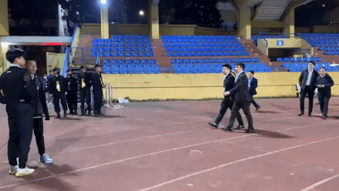 Chủ tịch CLB Hà Nội ngồi xe sang 18 tỷ ra sân bóng, phong thái cực đĩnh đạc khác hẳn khi ở nhà với hoa hậu Đỗ Mỹ Linh-3