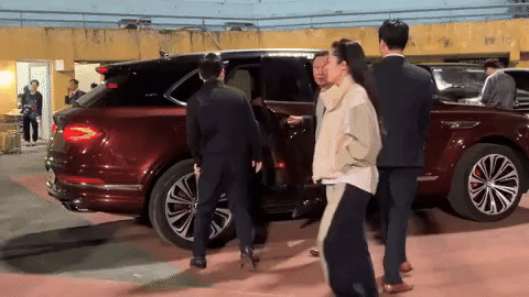 Chủ tịch CLB Hà Nội ngồi xe sang 18 tỷ ra sân bóng, phong thái cực đĩnh đạc khác hẳn khi ở nhà với hoa hậu Đỗ Mỹ Linh-4