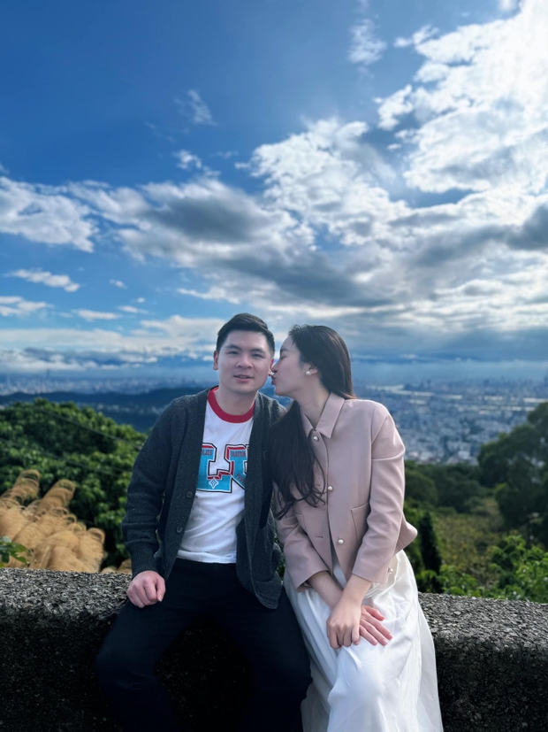 Chủ tịch CLB Hà Nội ngồi xe sang 18 tỷ ra sân bóng, phong thái cực đĩnh đạc khác hẳn khi ở nhà với hoa hậu Đỗ Mỹ Linh-7