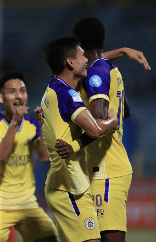 Chủ tịch CLB Hà Nội ngồi xe sang 18 tỷ ra sân bóng, phong thái cực đĩnh đạc khác hẳn khi ở nhà với hoa hậu Đỗ Mỹ Linh-8