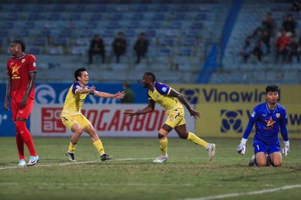 Chủ tịch CLB Hà Nội ngồi xe sang 18 tỷ ra sân bóng, phong thái cực đĩnh đạc khác hẳn khi ở nhà với hoa hậu Đỗ Mỹ Linh-9