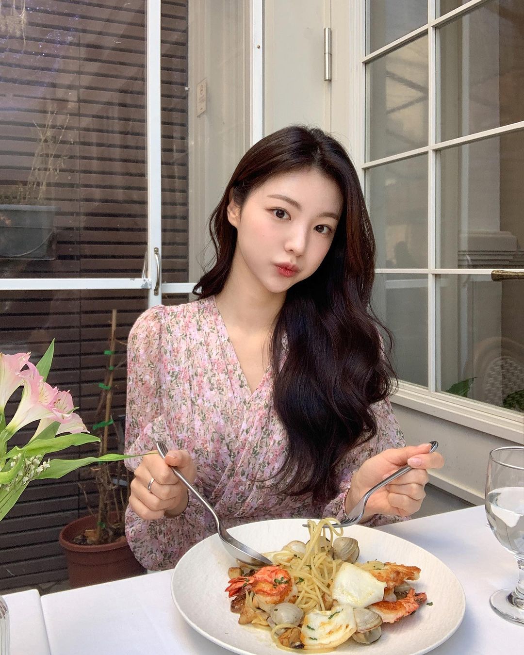 5 kiểu họa tiết hack tuổi, giúp bạn trông trẻ trung hơn-10