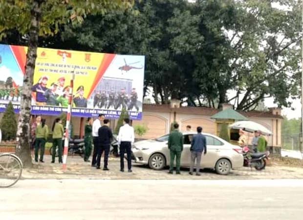 Va chạm giao thông, nam thanh niên hùng hổ lấy mũ bảo hiểm đập vỡ kính ô tô-1