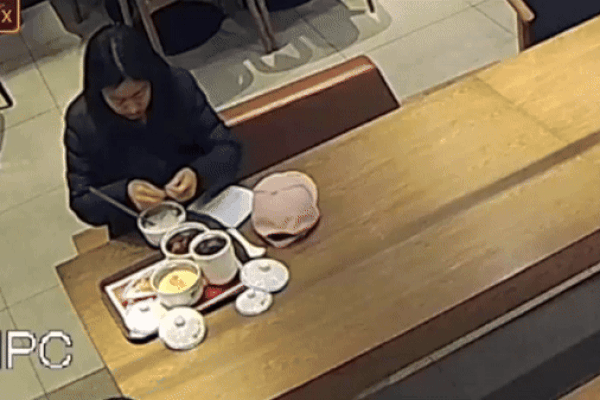 Xem lại camera, chủ quán sốc nặng trước hành động của người phụ nữ