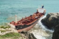 Trục vớt tàu 'ma' dài 132 m trôi dạt vào biển Quảng Nam