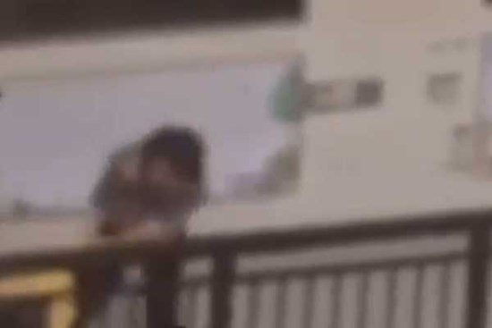 Phẫn nộ nữ giáo viên tiểu học tát liên tiếp vào mặt học sinh tại hành lang trường