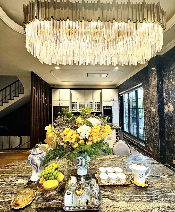 Bên trong biệt thự 60 tỷ của phú bà VFC: Không gian rộng 600m2, nội thất đắt đỏ và một điều gây choáng ngợp-10