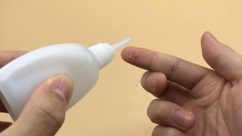 Bé 3 tuổi bị dính keo 502 vào mắt, mẹ làm ngay 2 thao tác cứu được đôi mắt con-3